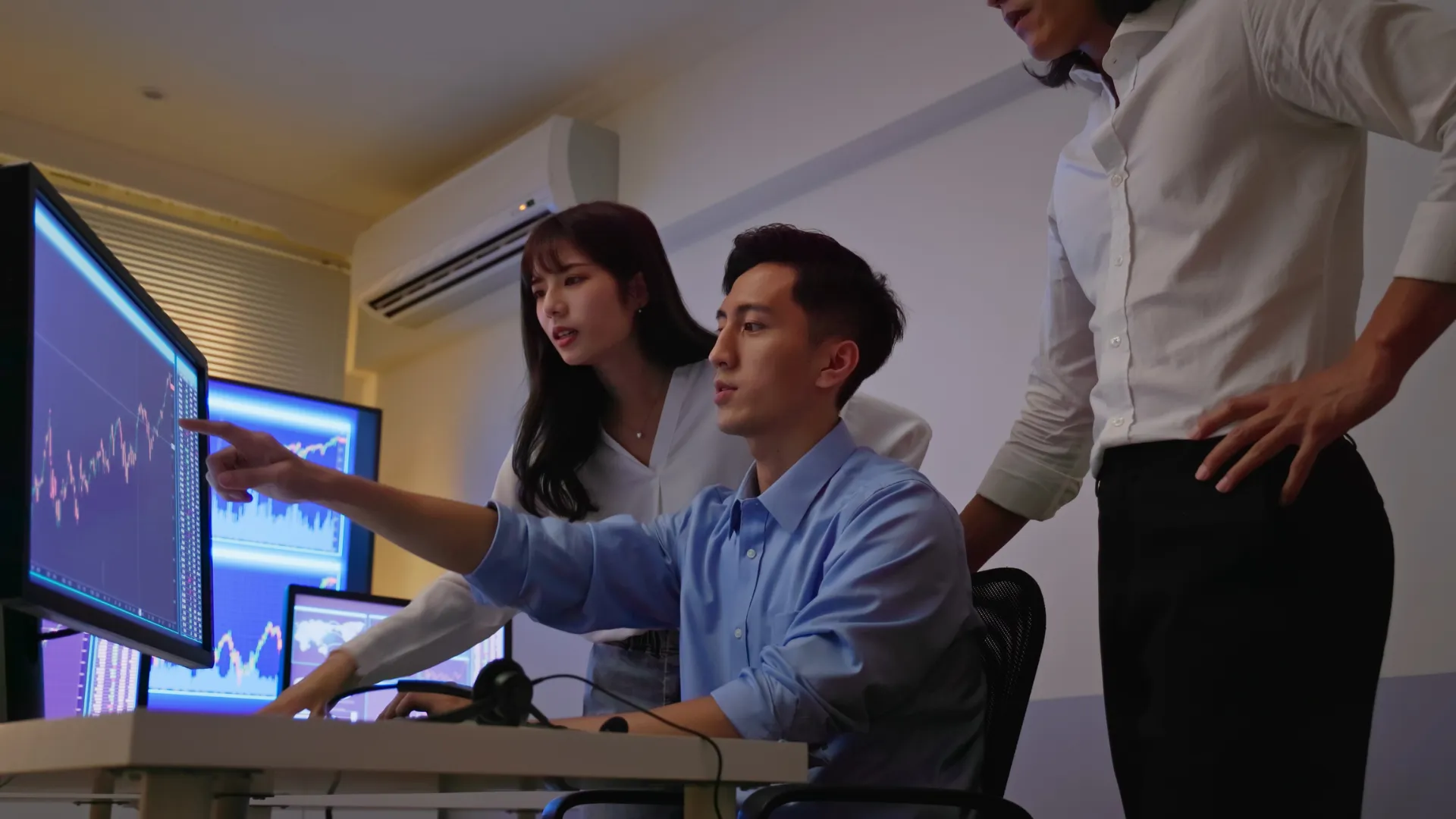 Un homme pointe a un écran